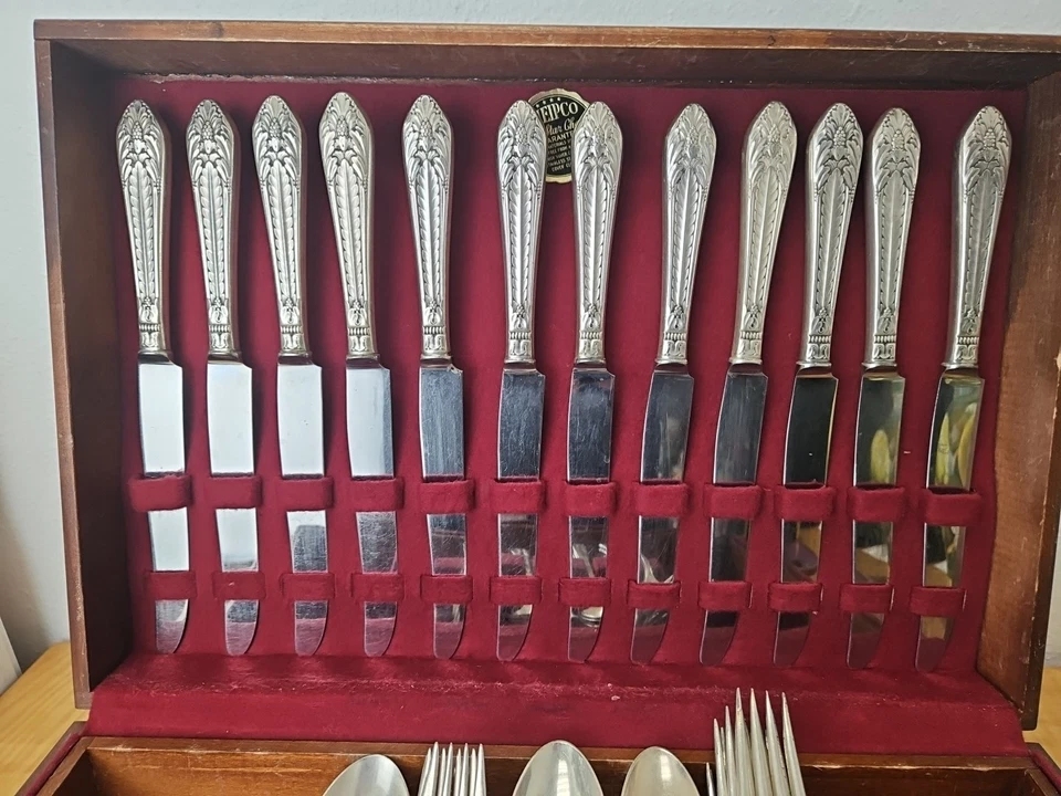 1847 ROGERS BROS. MARQUISE SILVERPLATE 56 piece SET plus box - Image 3 of 4