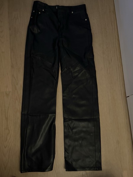 Schwarze Kunstlederhose, Gr. 36