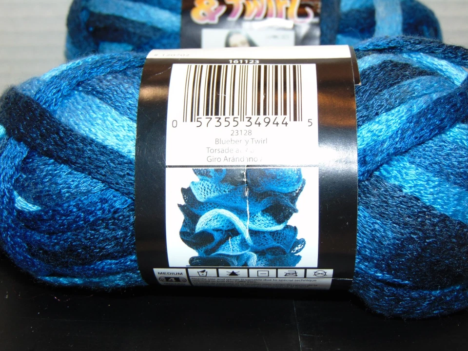 Шарф из пряжи Bernat Twist & Twirl Blueberry Twist радужная лента средний размер 4 - Изображение 4 из 4