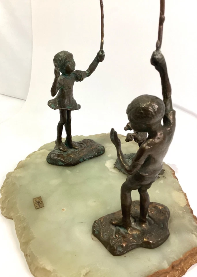Escultura juguetona de cobre Bijan Bahrein dos niños y perro sobre piedra de colección Foto 4 de 4