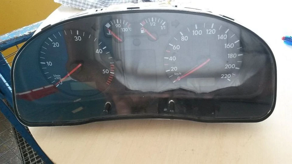 Tachometer Mit MFA 110.008.794/023 VW PASSAT VARIANT (3B5) 1.9 TDI - Bild 4 von 4