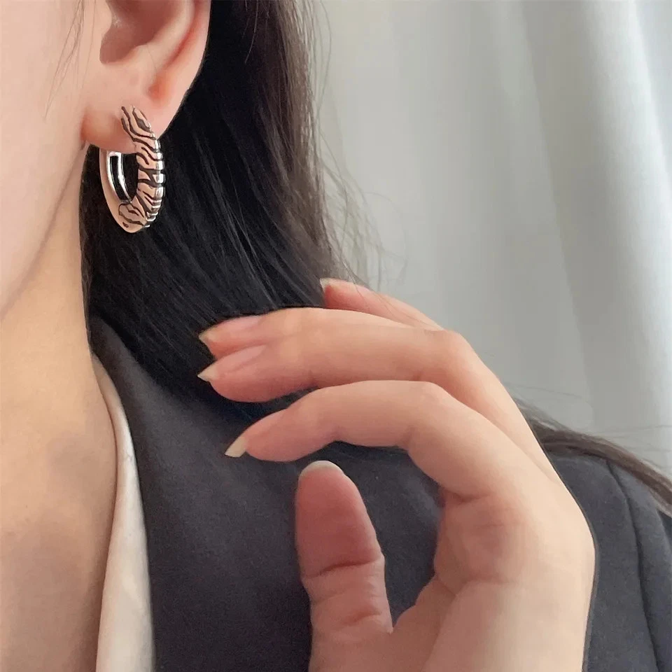 1 Par de Pendientes Aro Cebra Tono Plata Mujer Redondos Patrón Tigre Joyería Clásica Foto 4 de 4