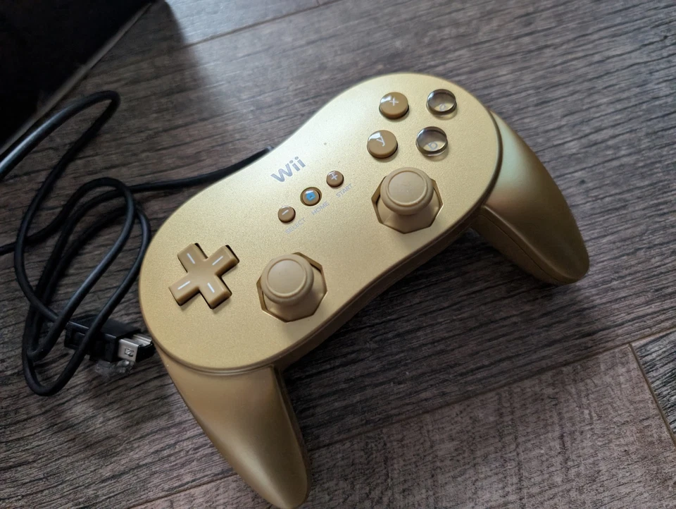 GOLDENEYE GAME SET NINTENDO WII OFFICIAL GOLD CLASSIC PRO CONTROLLER RVL-005 02 - Image 2 of 4