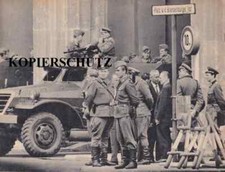 DDR FOTO PANZERWAGEN der VOLKSARMEE AUGUST 1961 am BRANDENBURGER TOR in BERLIN