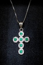 COLLANA CROCE IN ORO BIANCO 18 KT. TIT. 750 CON SMERALDI E BRILLANTI.