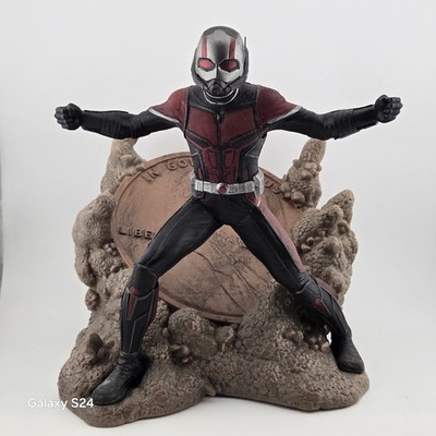 Diamond Select Toys Marvel Gallery Ant-Man & The Wasp Ant-Man PVC Diorama Figure