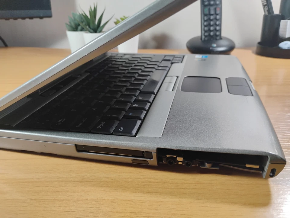 For Resto/Repair - Dell Latitude D600 - CD/DVD - Pentium M 1.40GHz - Image 4 of 4