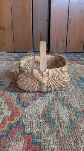 Antiker kleiner Gesäßkorb aus primitivem Holz mit Schiene im frühen Land 5,25 Zoll