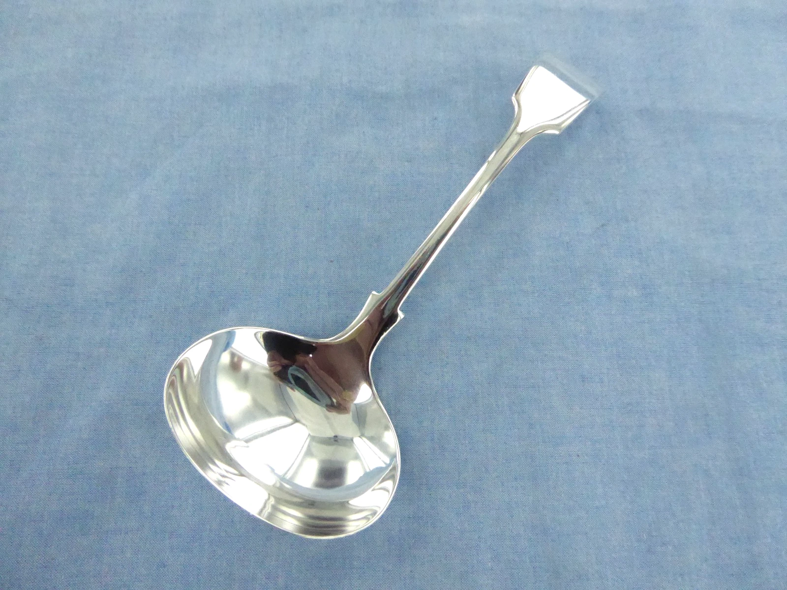 AN ANTIQUE STERLING SILVER FIDDLE BACK SAUCE LADLE SHEFFIELD 1903.