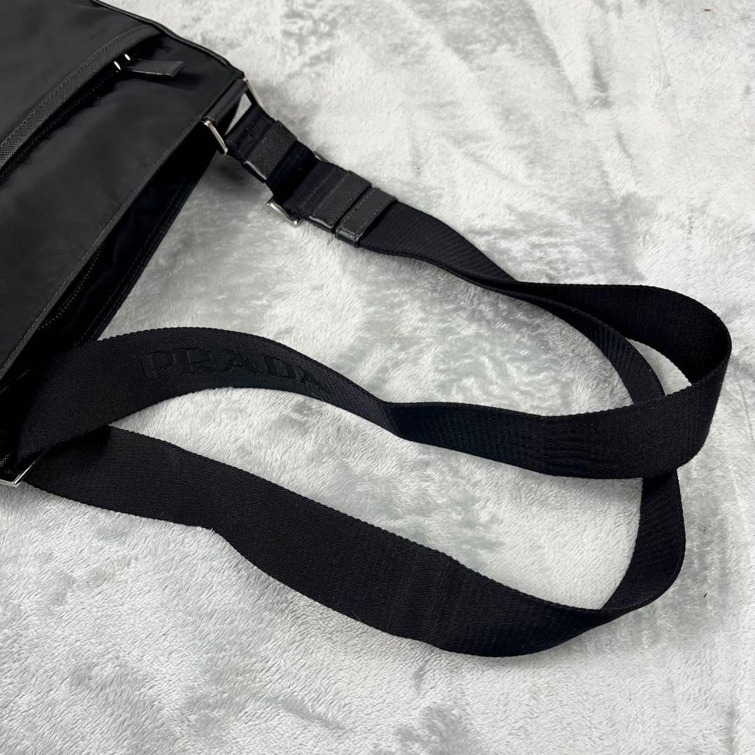 Current model, beautiful condition Prada shoulder… - image 8