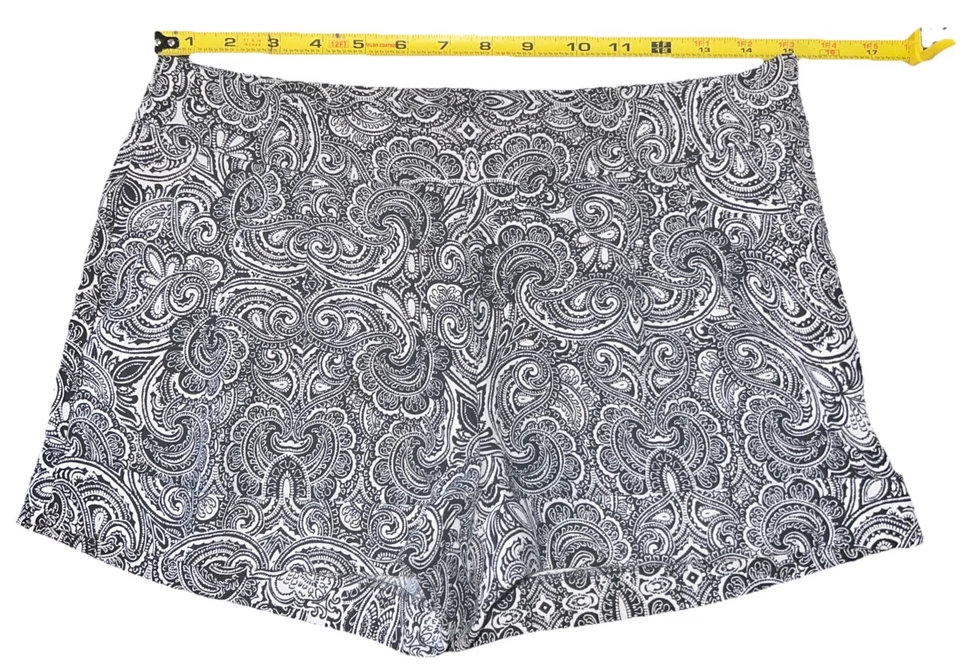 Pantalones cortos de vestir para mujer Express negros blancos de cachemira plisados a medida con puños 4 Foto 2 de 4