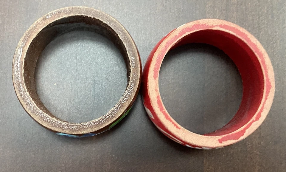 COPPIA PORTATOVAGLIOLI IN LEGNO DIPINTO VINTAGE ANNI '70 MARRONE E ROSSO A FIORI - Immagine 2 di 4