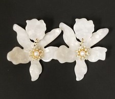 NEW NOIR GOLD TONE,CRYSTALS,PEARL,WHITE ACRYLIC FLORAL LARGE EARRINGS 