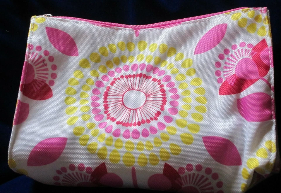 Clinique 5-piece 'Accessories 101' Bonus Collection with Cosmetic Bag NEW - Image 4 of 4