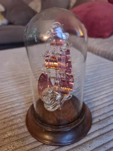 Glass Ship Ornament In A Dome With Wooden Base - 第 2/3 張圖片