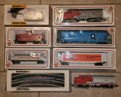 BACHMAN HO  SET IN BOX ., 2 LOCOMOTIVES ,4 FREGHT CARS AND RAILS WITH POWERUNIT.
