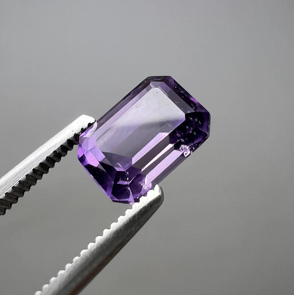 Piedra preciosa escapolita púrpura fluorescente de 1,45 quilates de Badakhshan, AFGANISTÁN Foto 4 de 4