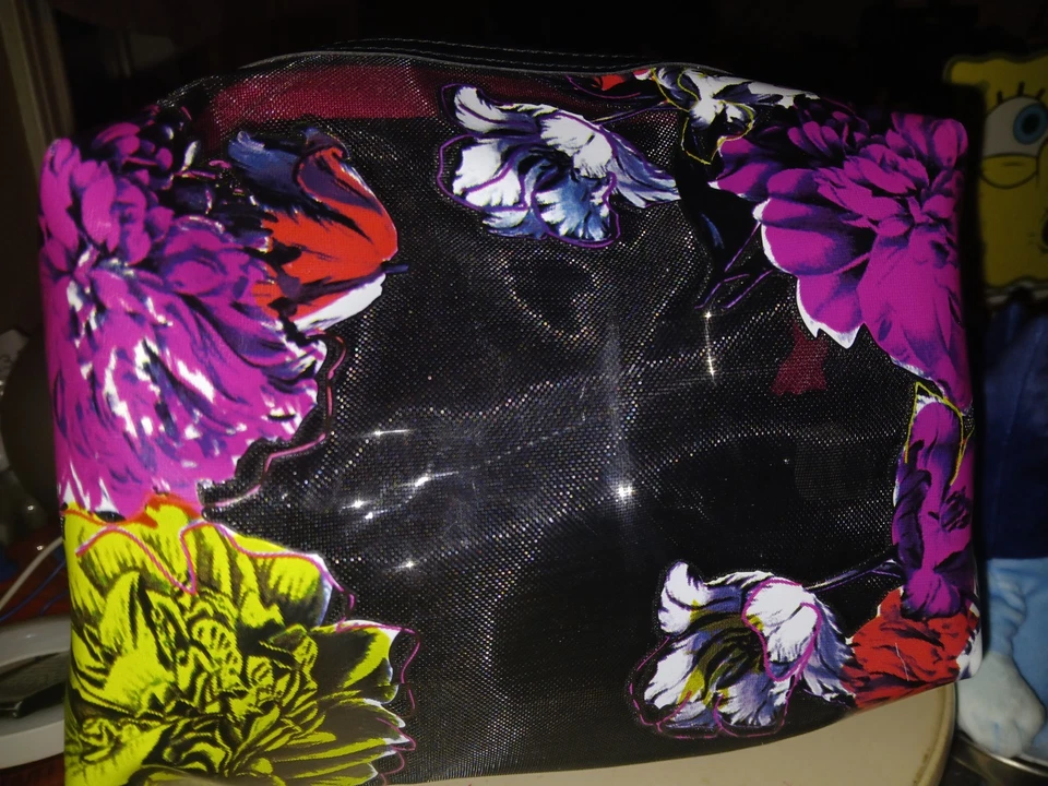 Bolso de Maquillaje/Aseo Victoria Secret Cosmético "BOMBSHELL RUNAWAY" Flor Salvaje Foto 2 de 4