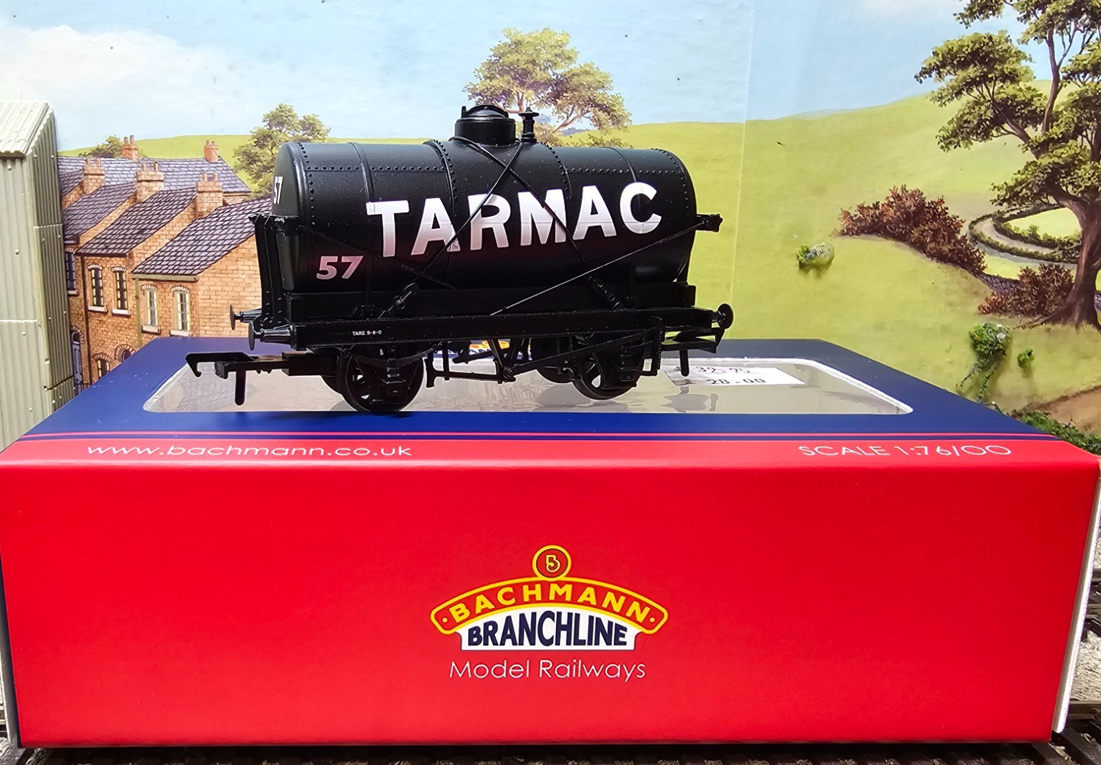 37-689 Bachmann 14 Ton Tank Wagon TARMAC Black