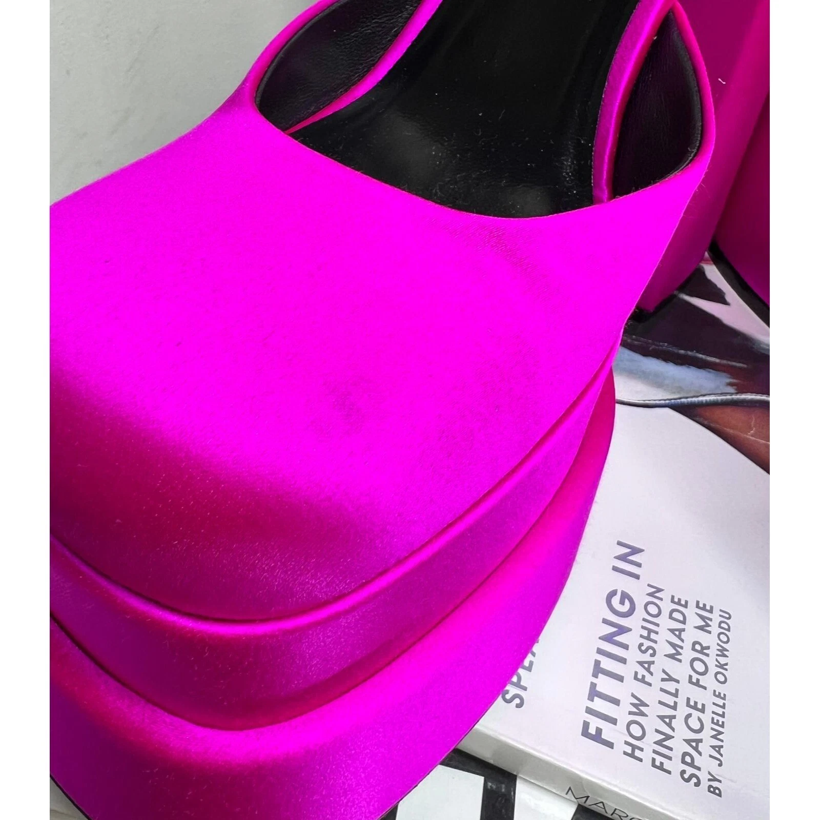 VERSACE Aevitas décolleté con tacco a blocco plateau impreziosite da cristalli fucsia taglia EU38