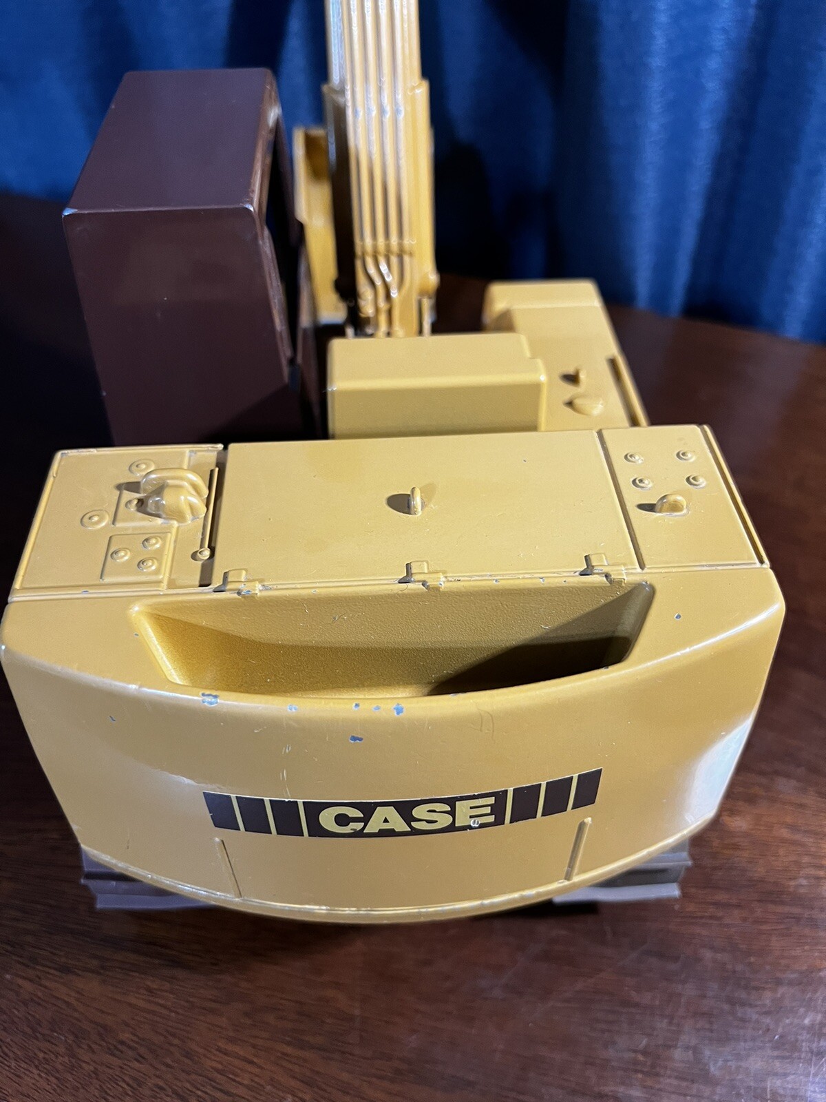 1988 Ertl J.I.Case Model 688 Toy Excavator, 1/16 Scale, Construction