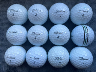 12 TITLEIST AVX GOLFBÄLLE (Klasse A)