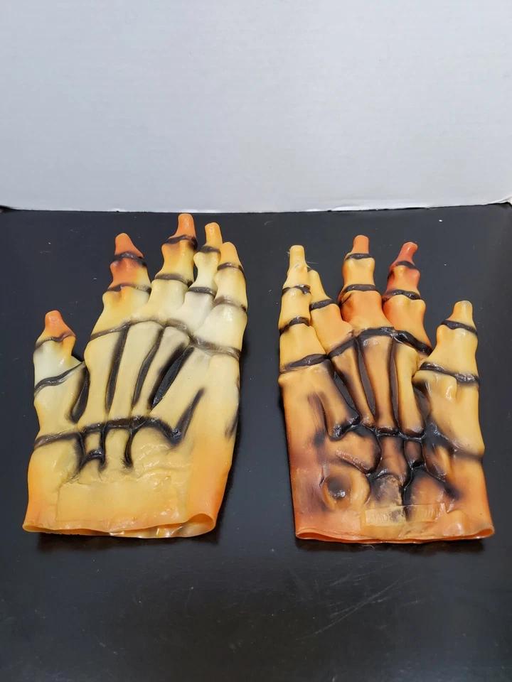 Manos esqueléticas de vinilo naranja y blanco para Halloween Foto 2 de 2