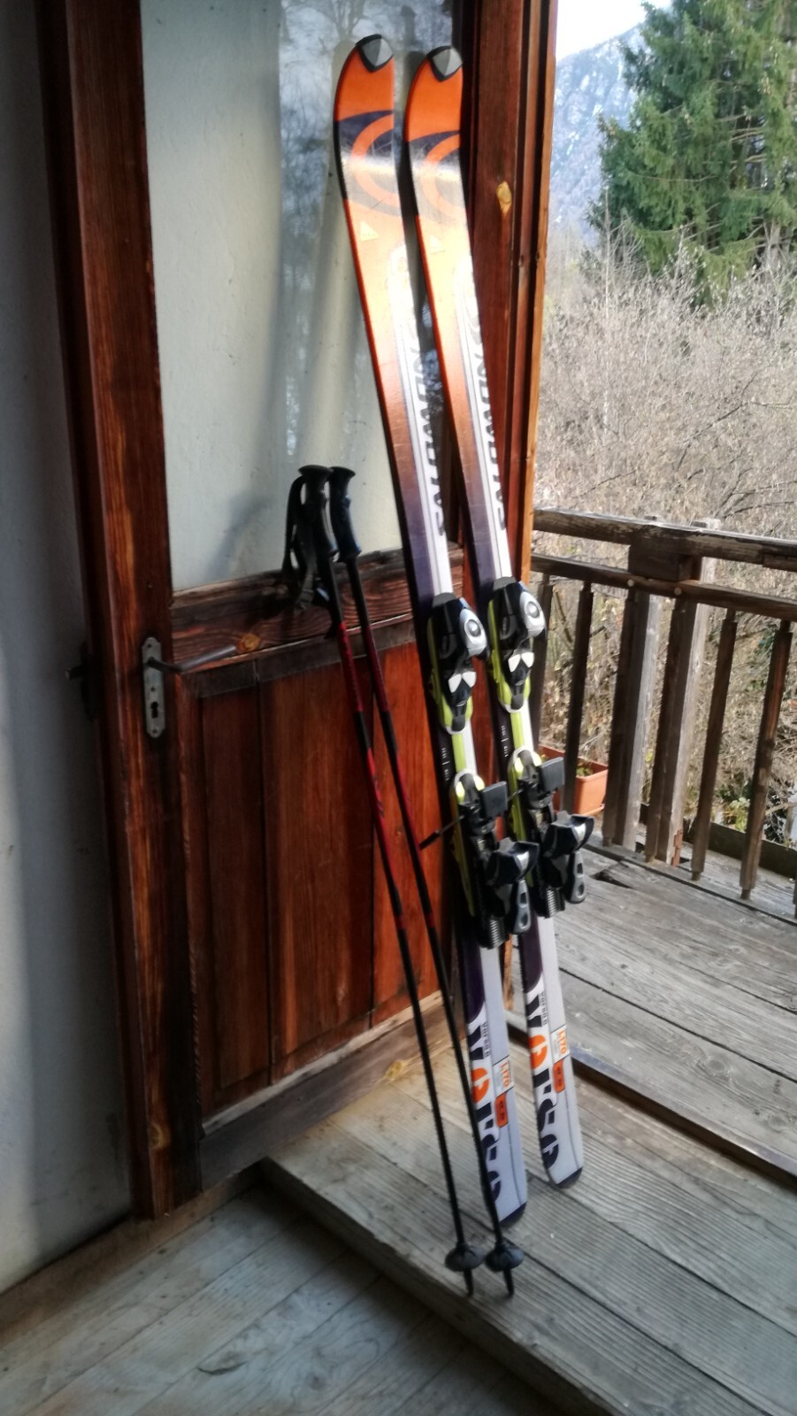 sci salomon modello Verse 8 da 175cm con attacchi Salomon S 7 10 e bastoncini.