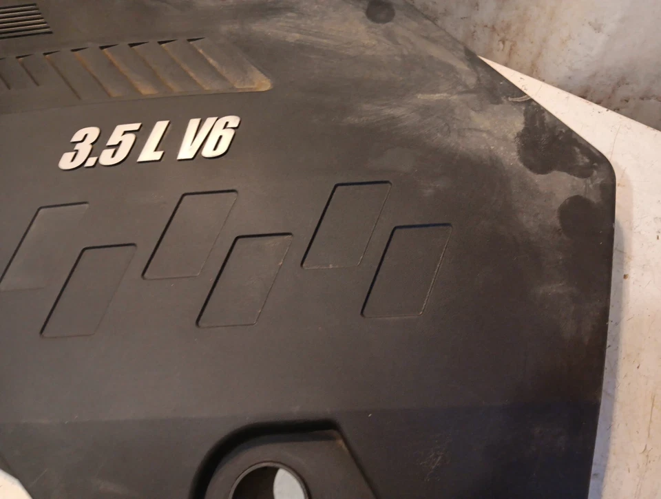 2007 - 2010 PONTIAC G6 Sdn 3.5L V6 Engine Motor Cover OEM 12601384 W/ Oil Cap - Image 4 of 4