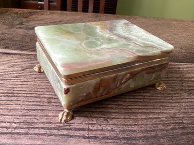 Atemberaubende Vintage italienische grüne Onyx große Schmuckschatulle mit Deckel. Messing Krallenfüße