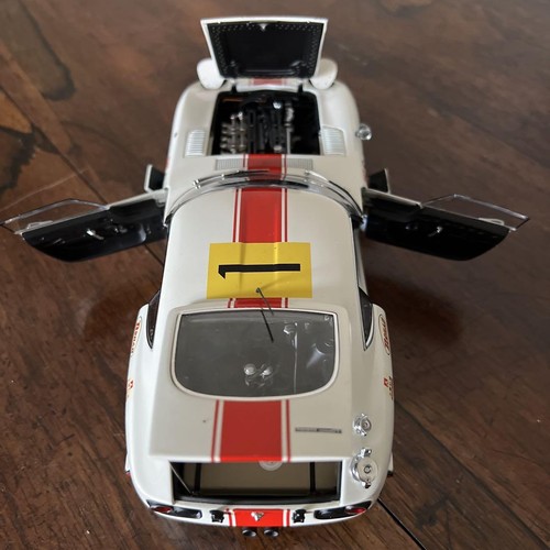 AUTOart 1/18 Toyota 2000GT Fuji 24HRS Winner Diecast - Picture 6 of 12