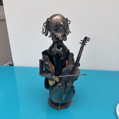 Neuheit Brubaker Metall Weinflaschenhalter eines Mannes spielt Cello.   (B124)