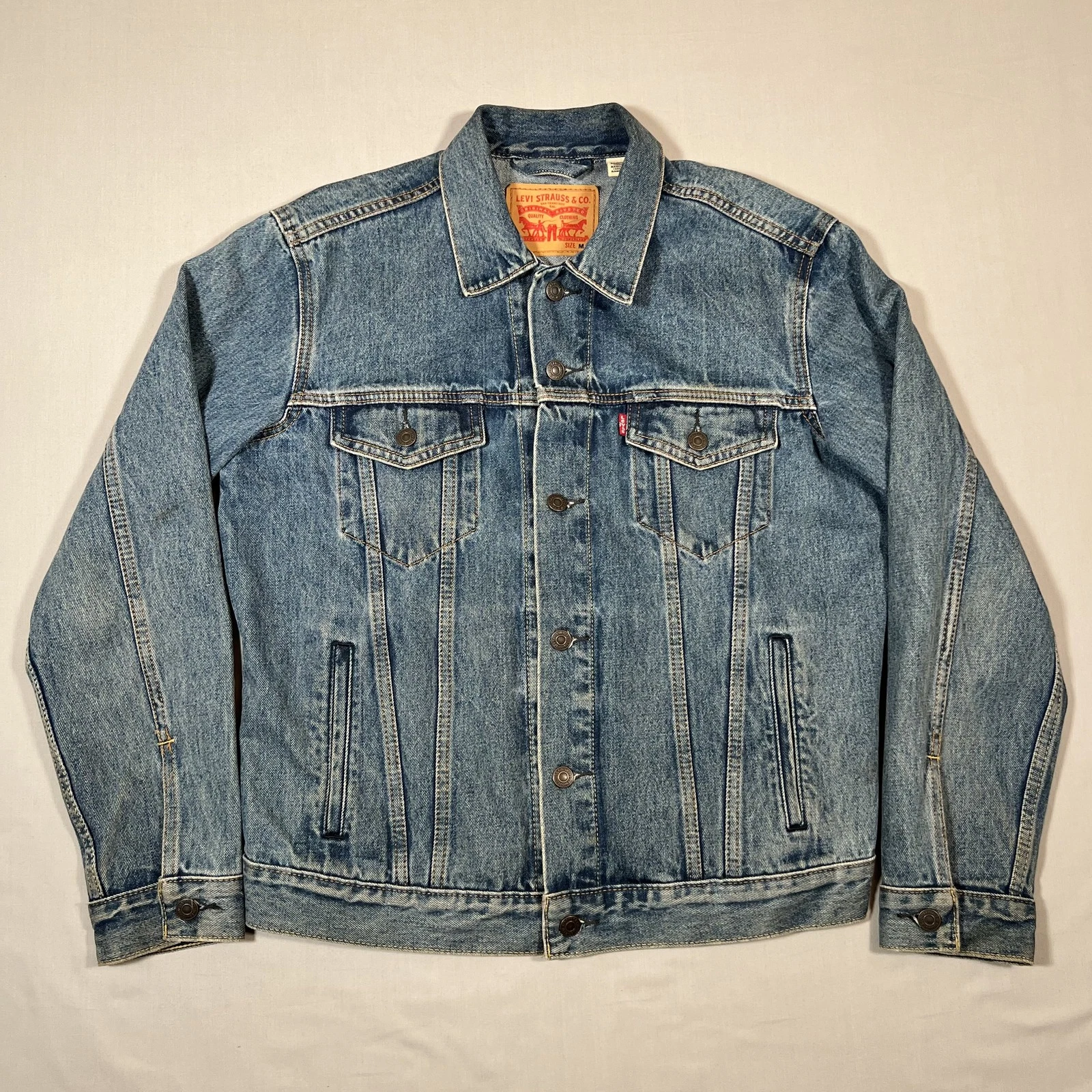 Levis Men's Medium Wash Blue Denim Trucker Jacket Size M Button Up Classic