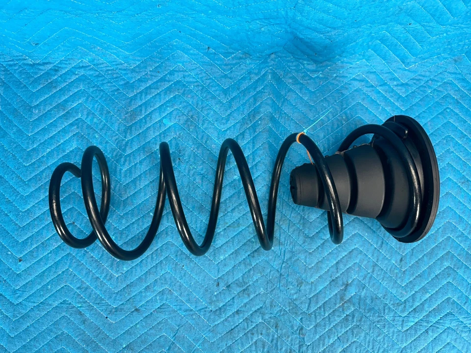 Muelle helicoidal trasero Lexus LX570 con aislador de goma lado del pasajero 2008-2021 OEM Foto 2 de 4