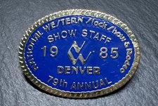 1985 79th NATIONAL WESTERN STOCK SHOW & RODEO DENVER STAFF SHOW PIN BADGE G488