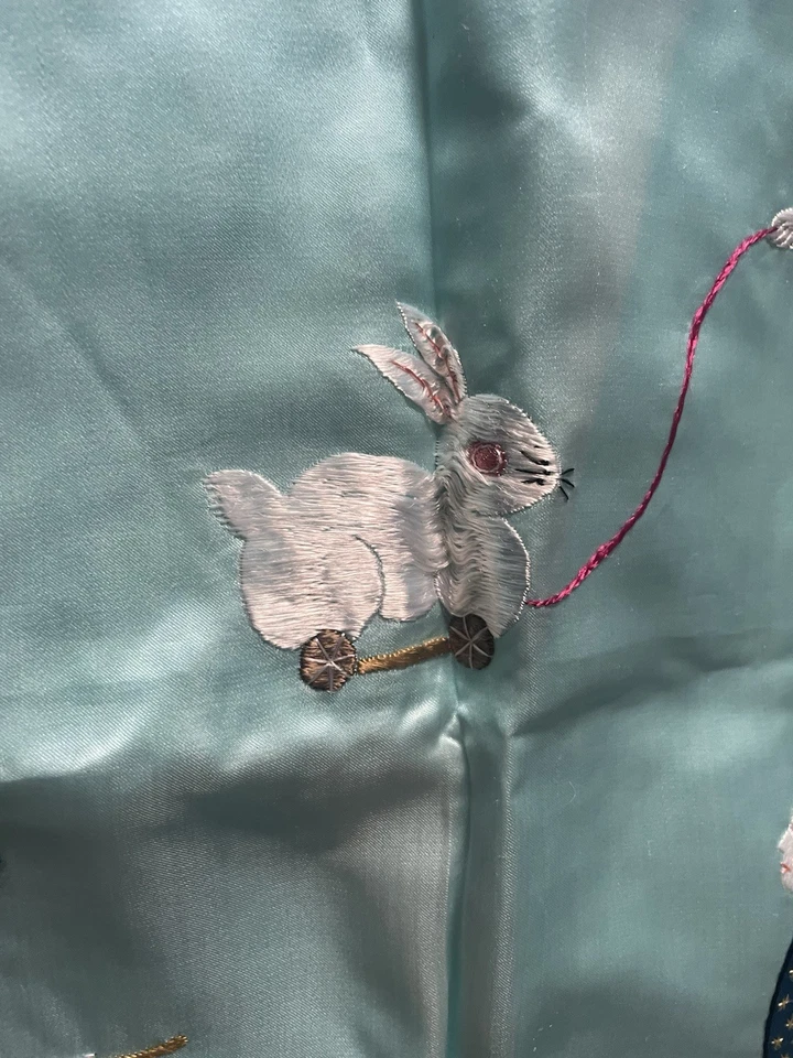 Fundas de almohada de música de figuras chinas bordadas de seda de 18" de colección Foto 3 de 4