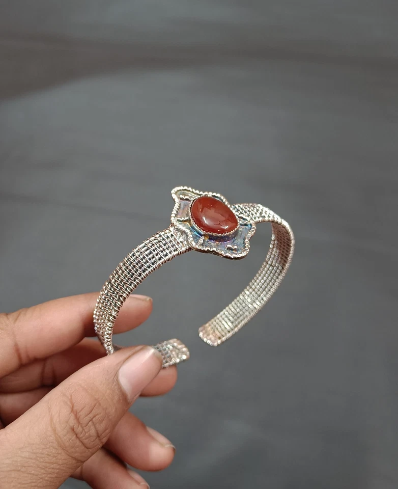 Brazalete de regalo de plata esterlina ajustable envuelto en alambre con gema de coral hecho a mano Foto 2 de 4