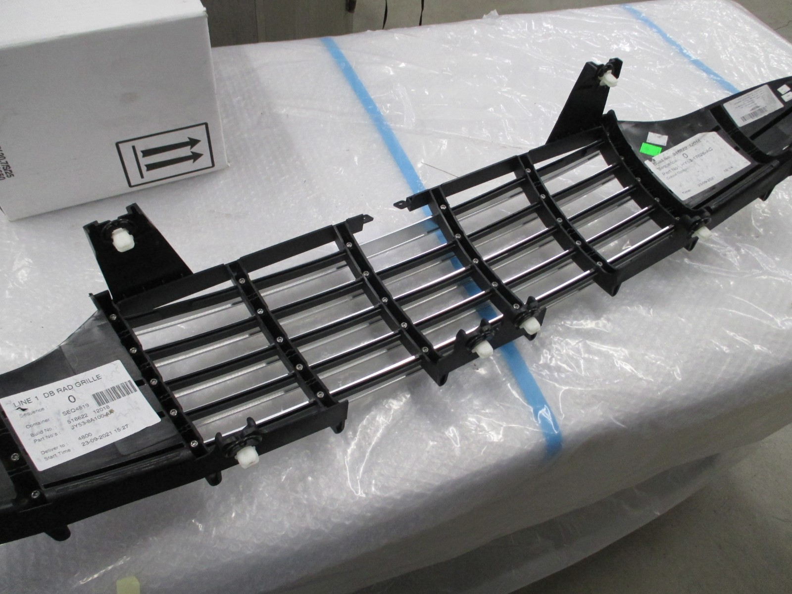 ASTON MARTIN DB11 OEM FRONT BRIGHT SILVER FRONT GRILLE