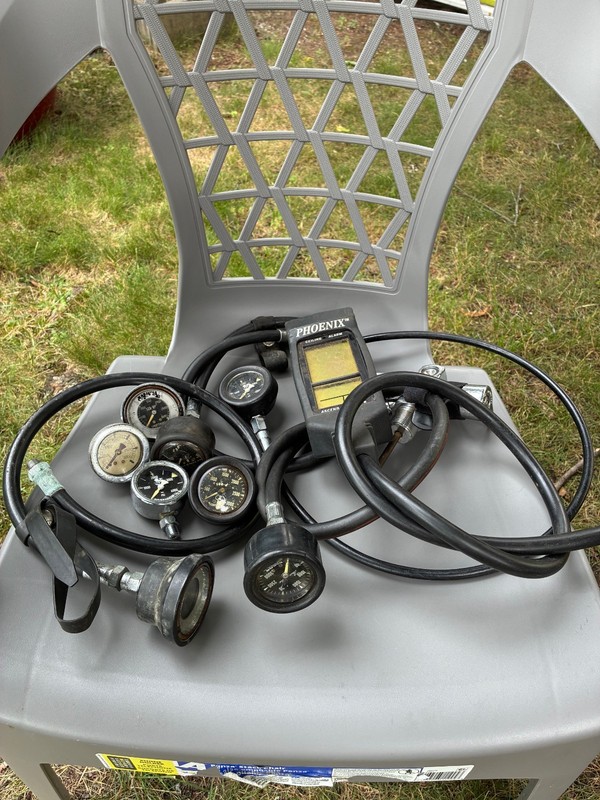 Lot of vintage SCUBA pressure guages