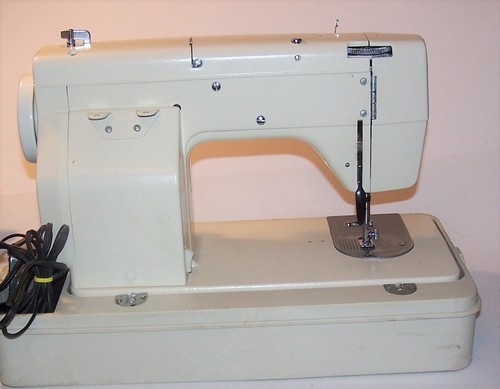 Máquina de coser National serie elástica modelo 2000 en estuche de transporte - Imagen 7 de 12