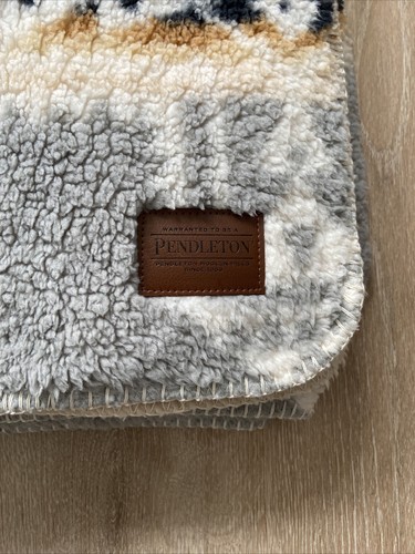 New Pendleton Gray & Gold Sherpa Fleece Throw Blanket Aztec Navajo 50” X 70” - Picture 3 of 4