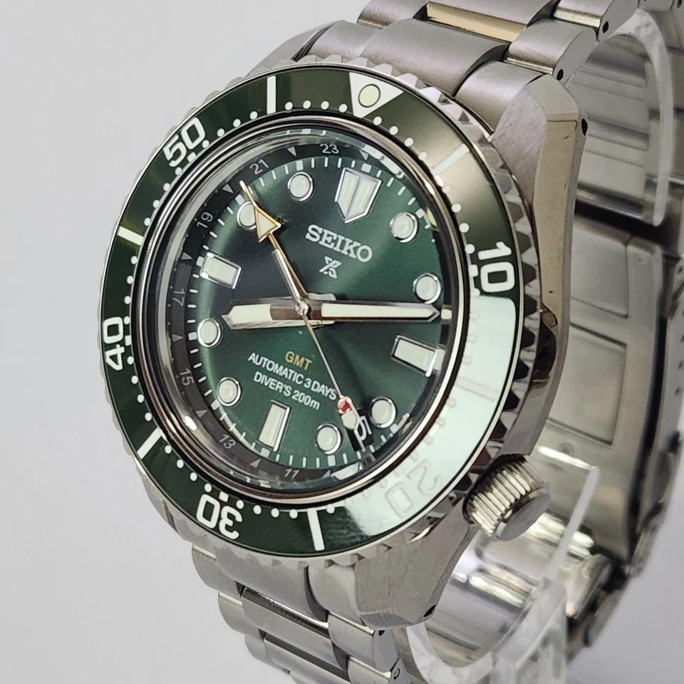 Reloj Seiko Prospex Diver GMT 42mm esfera verde acero inoxidable SPB381 USADO Foto 2 de 4