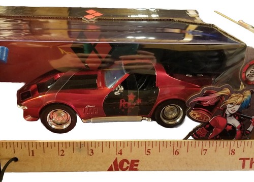 ✅Jada 31196 DC Comics Harley Quinn 1969 Chevy Corvette Stingray 1:24 with Figure - Picture 8 of 12