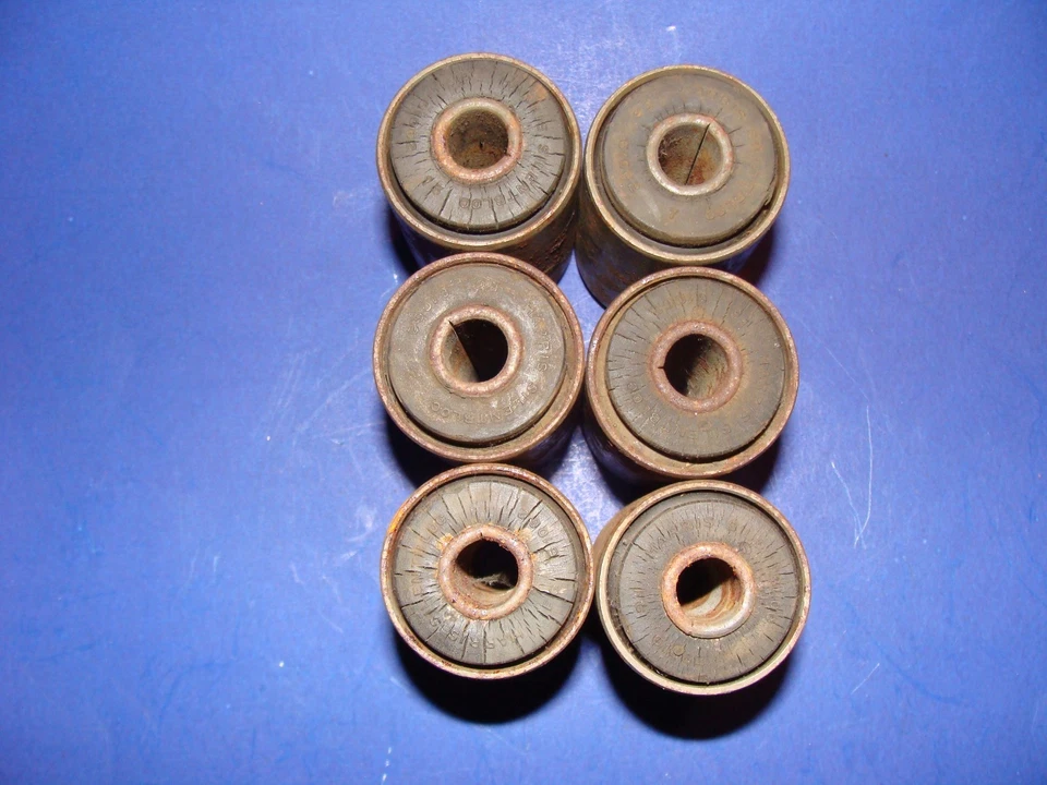 Par de bujes de resorte trasero Studebaker (2) parte #1539484 para Studebaker 56-66 Nuevo de Lote Antiguo Foto 3 de 4