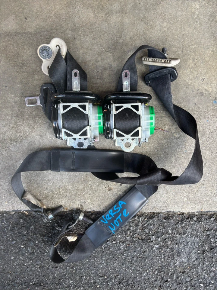 Cinturones de seguridad delanteros Nissan Versa Note 2014-2019 color negro Foto 2 de 2