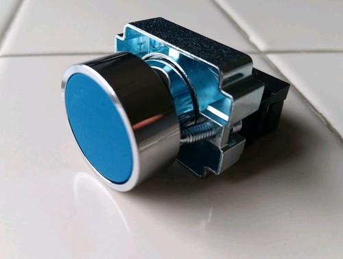 Noark Ac-15 240v. Blue Momentary PUSH BUTTON Switch - Picture 3 of 9