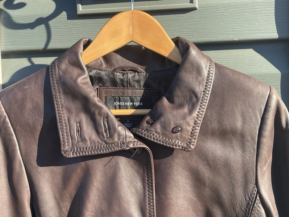 Jaqueta Completa Jones New York JNY Feminina Couro Marrom Manga Longa Tamanho P - Imagem 2 de 4