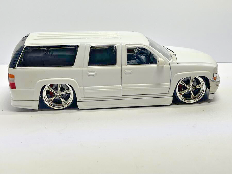 JADA DUB CITY 1:24 2000 CHEVY SUBURBAN DIECAST MODEL DUBSHOP LOWRIDER 1/24