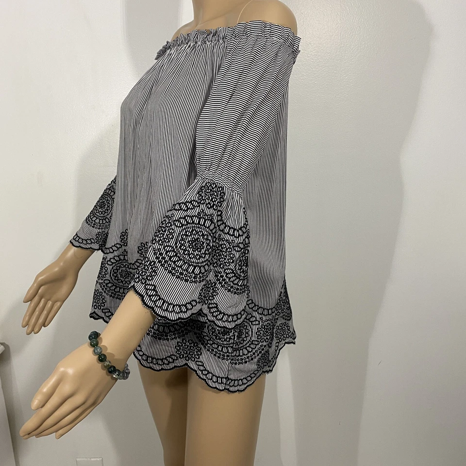 Blusa para mujer Hazel blanca y negra talla pequeña con volantes a rayas fuera del hombro usada en excelente estado Foto 2 de 4