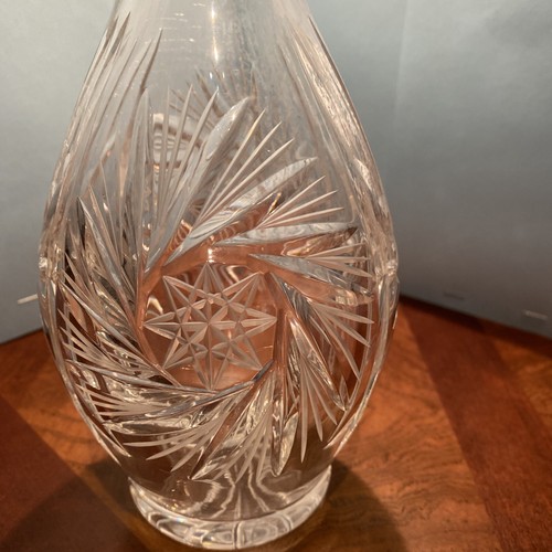 An Elegant Cut Glass Wine Decanter, With Star Decorations. Excellent Condition - Picture 7 of 9